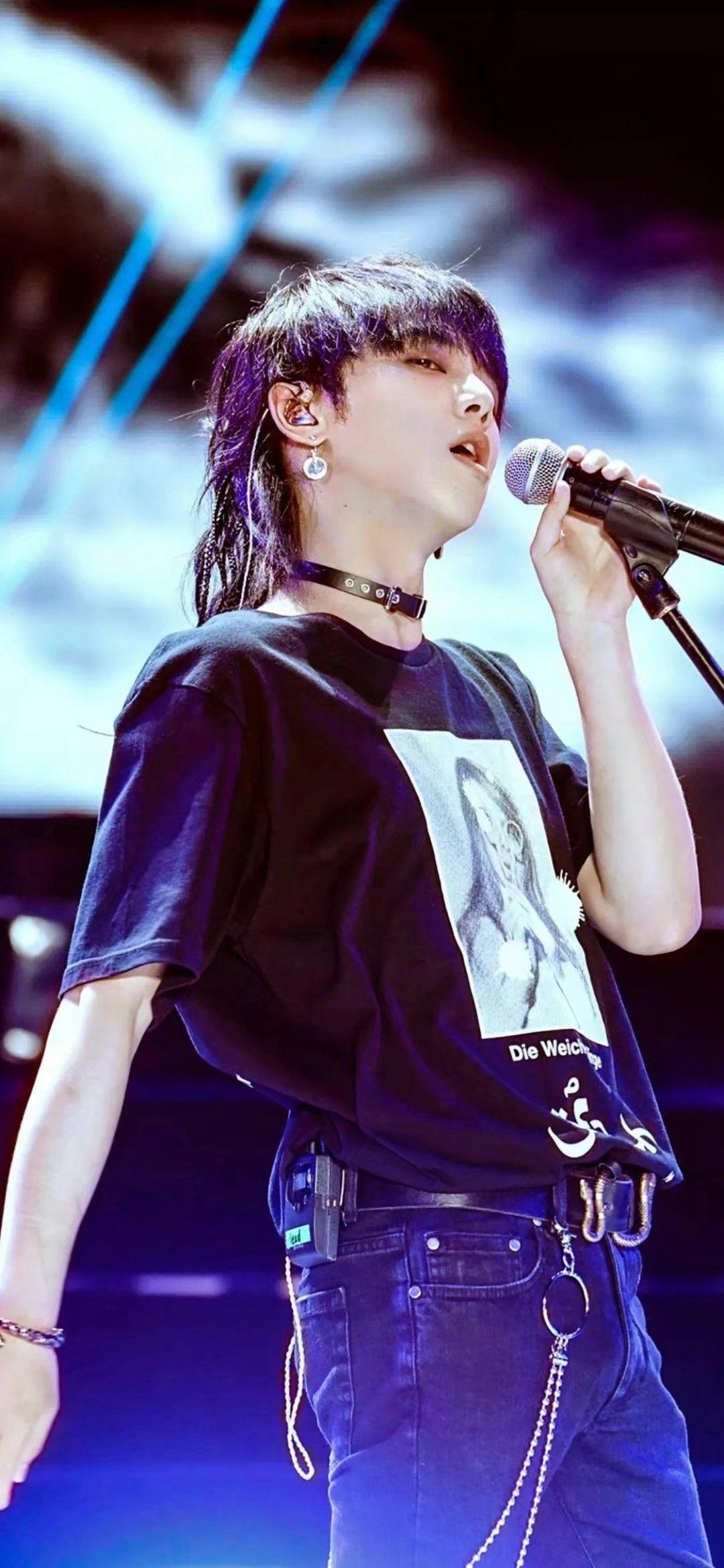 有没有华晨宇的高清图片有笑容更好卷儿美人更好