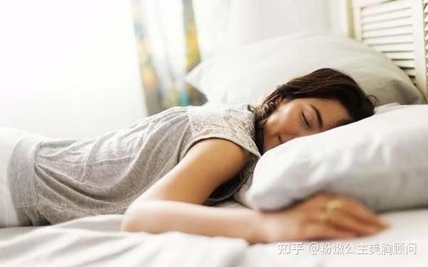 趴着睡觉对胸部的伤害女性必知哦