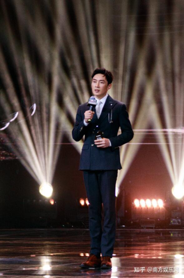 曹磊出席2021国剧盛典现代装展现不一样个人魅力