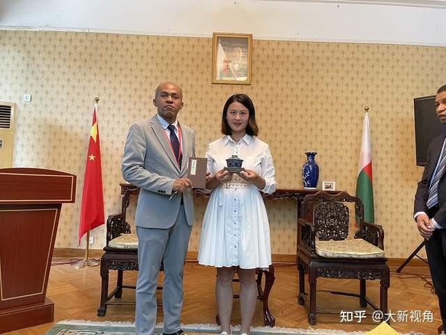 众多外宾爱不释手的高端国礼挹美堂柴窑制老陶泥青花器