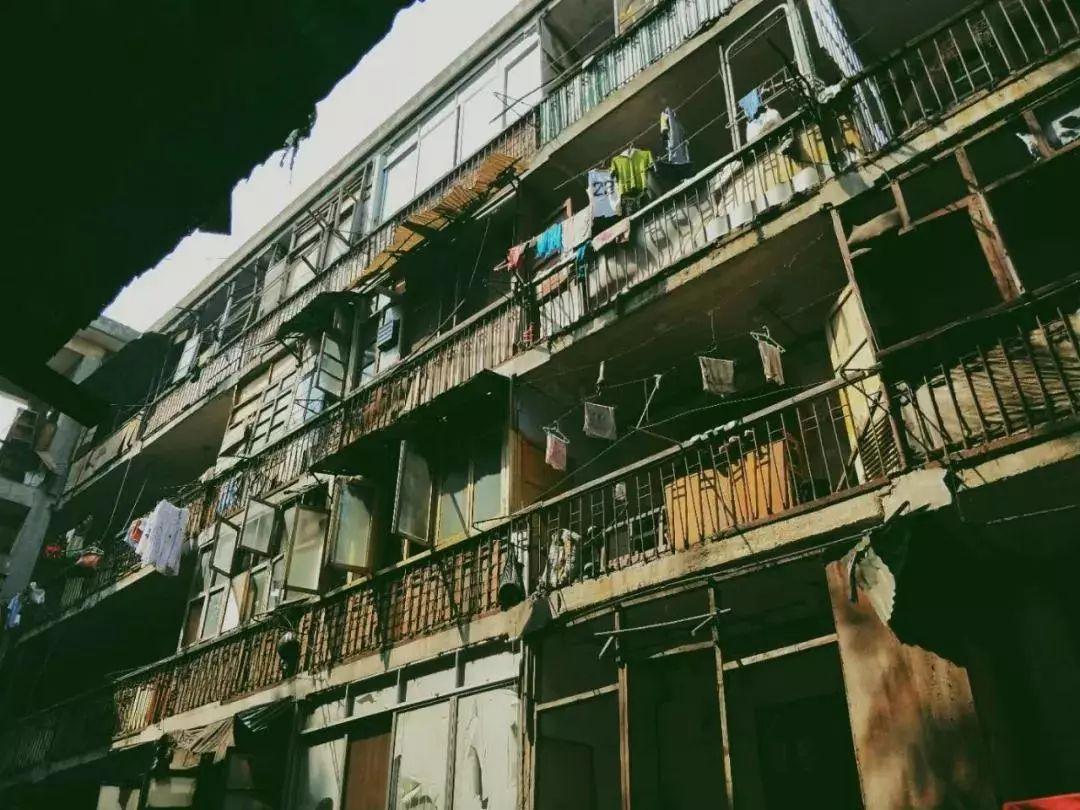 带有一丝丝穿越的感觉,鸳鸯楼,像极了老香港电影里楼道的样子