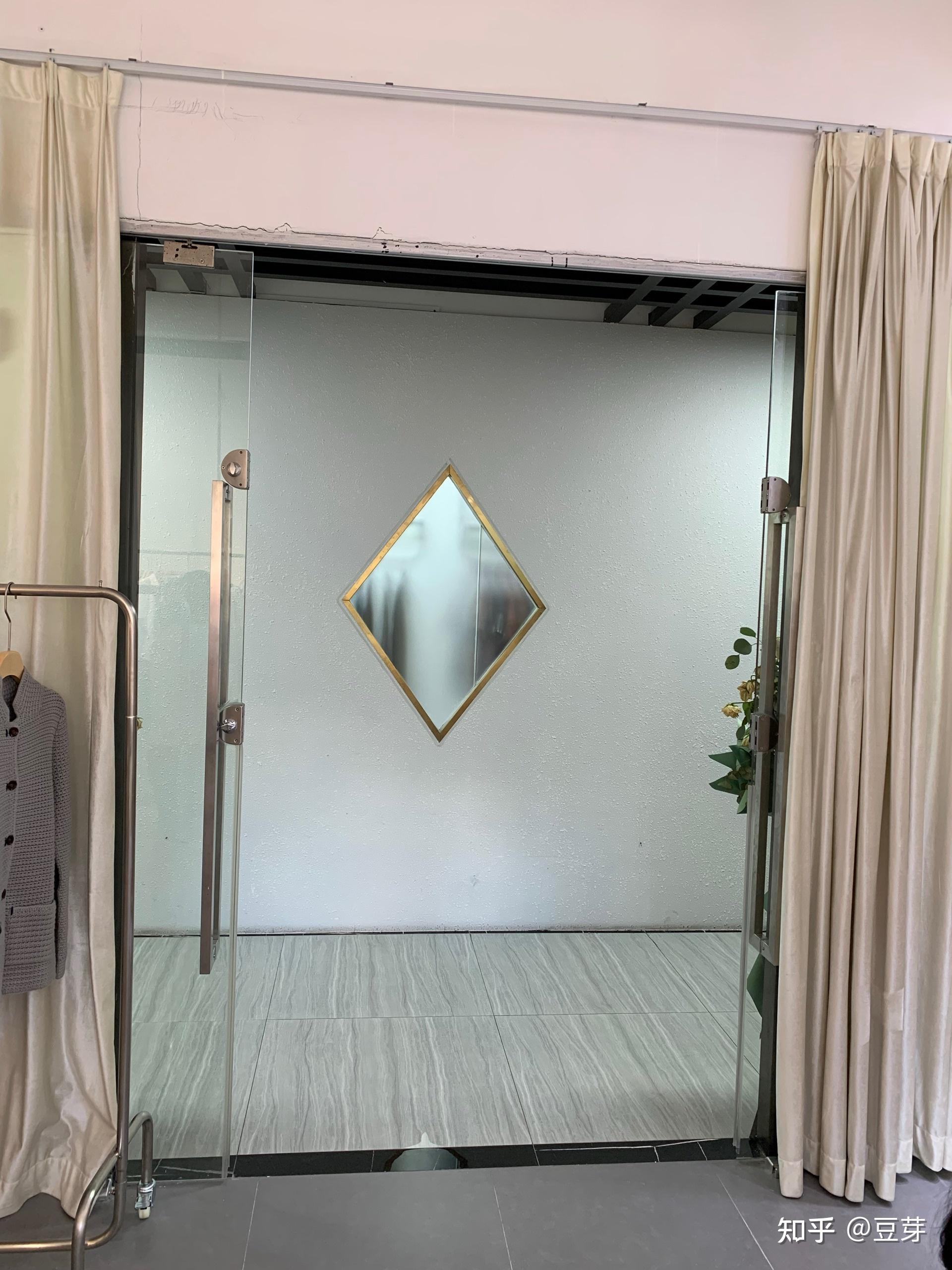 商铺档口门对着别家菱形窗谁帮忙看看有没有影响