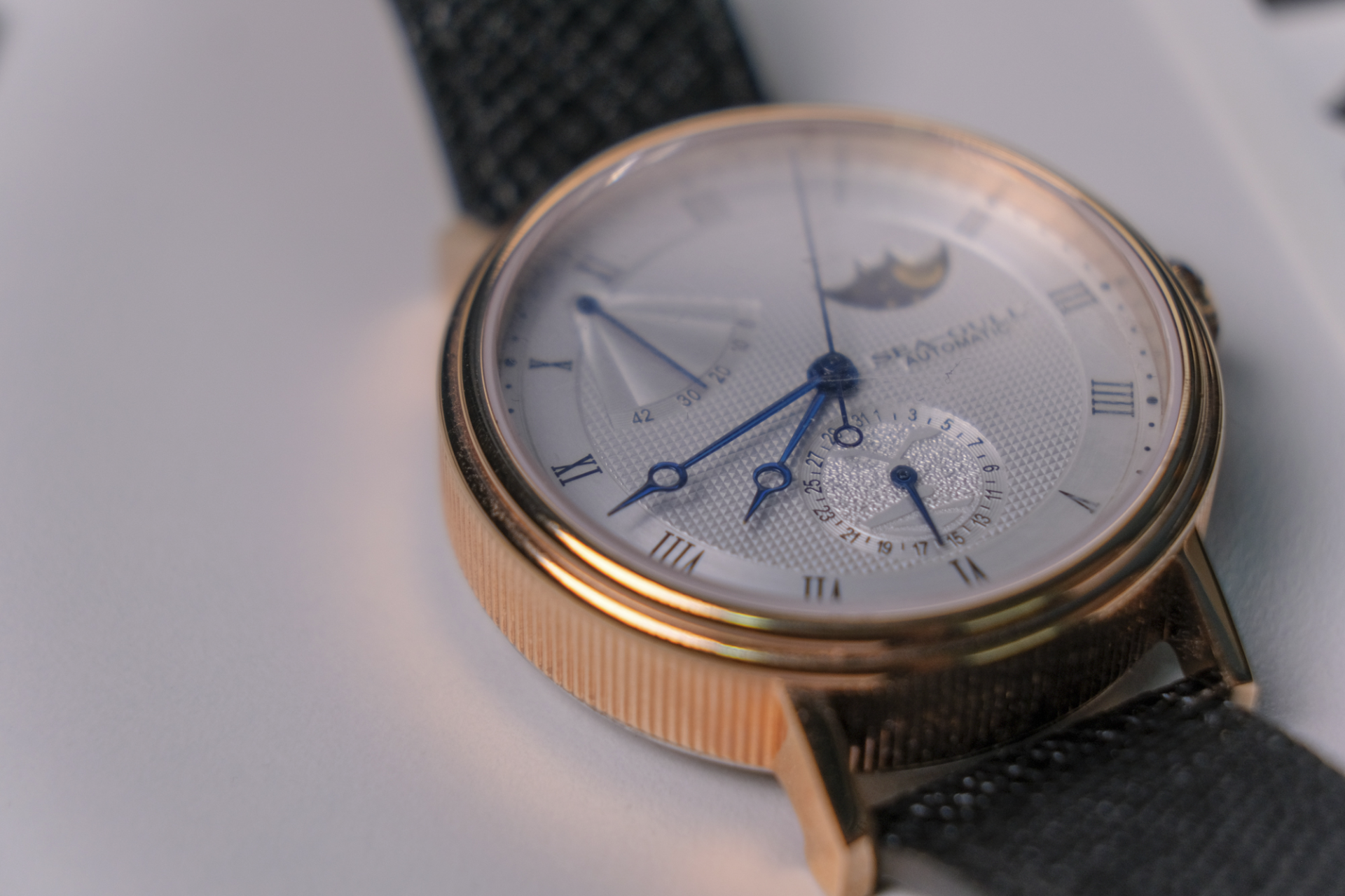 海鸥这款月相机械表,使用的是经典的st2153机芯,脱胎于技术非常成熟