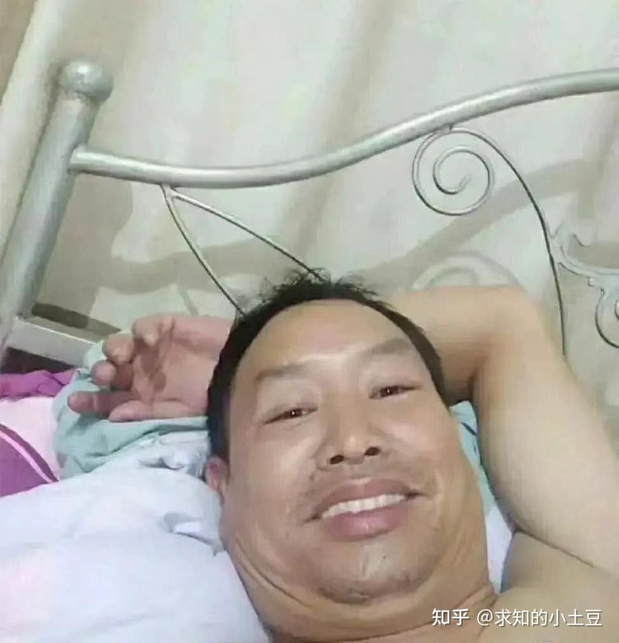 有个半裸的男人躺在床上,表情包写着"好气哦"三个字,那个男人是谁?
