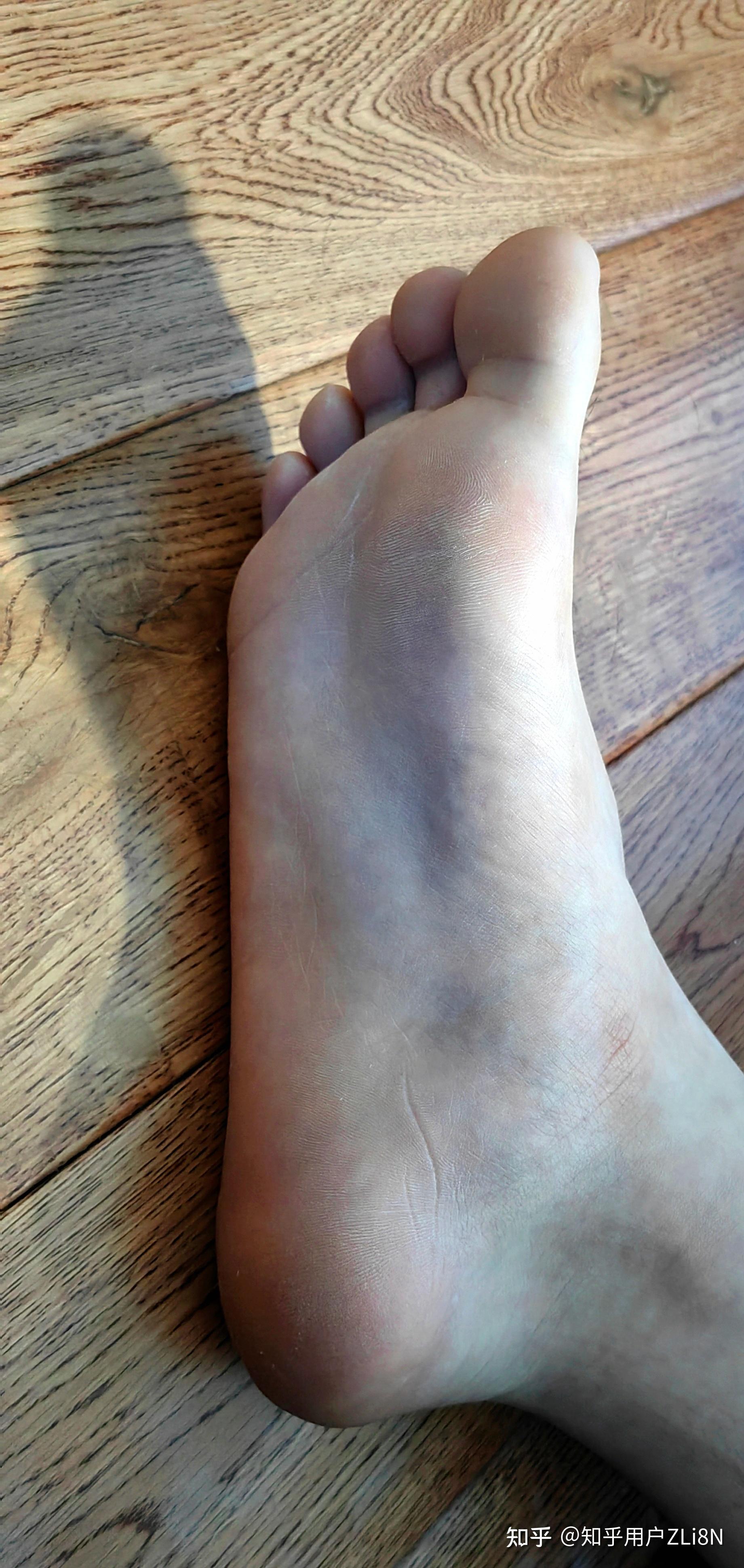 男孩子的脚心有多大?