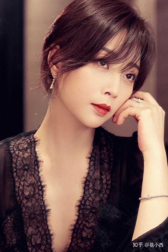 殷桃气质真绝了一袭薄纱裙配贵妇脸不用装也气场惊艳