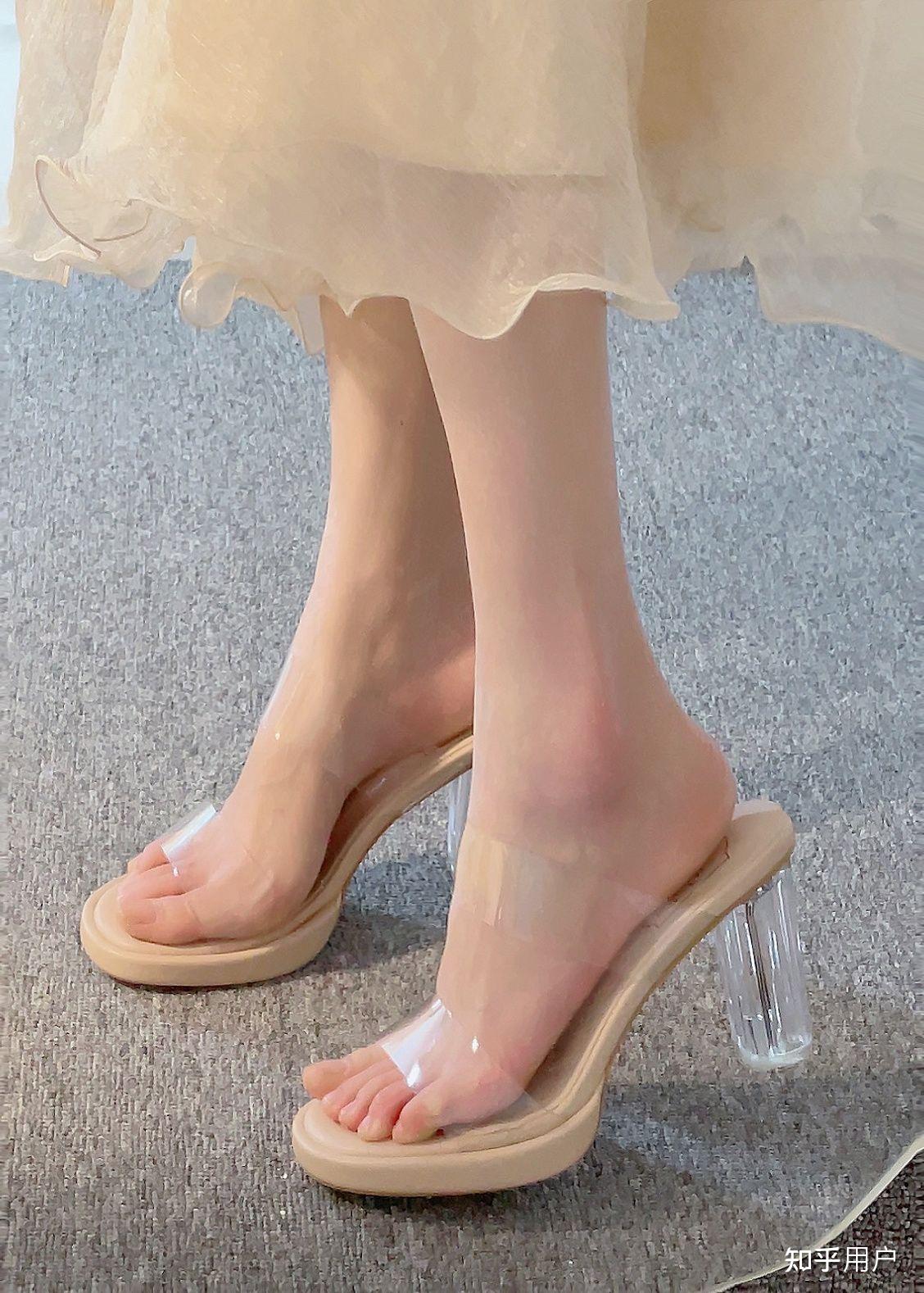 女生光脚穿什么样的凉鞋好看?