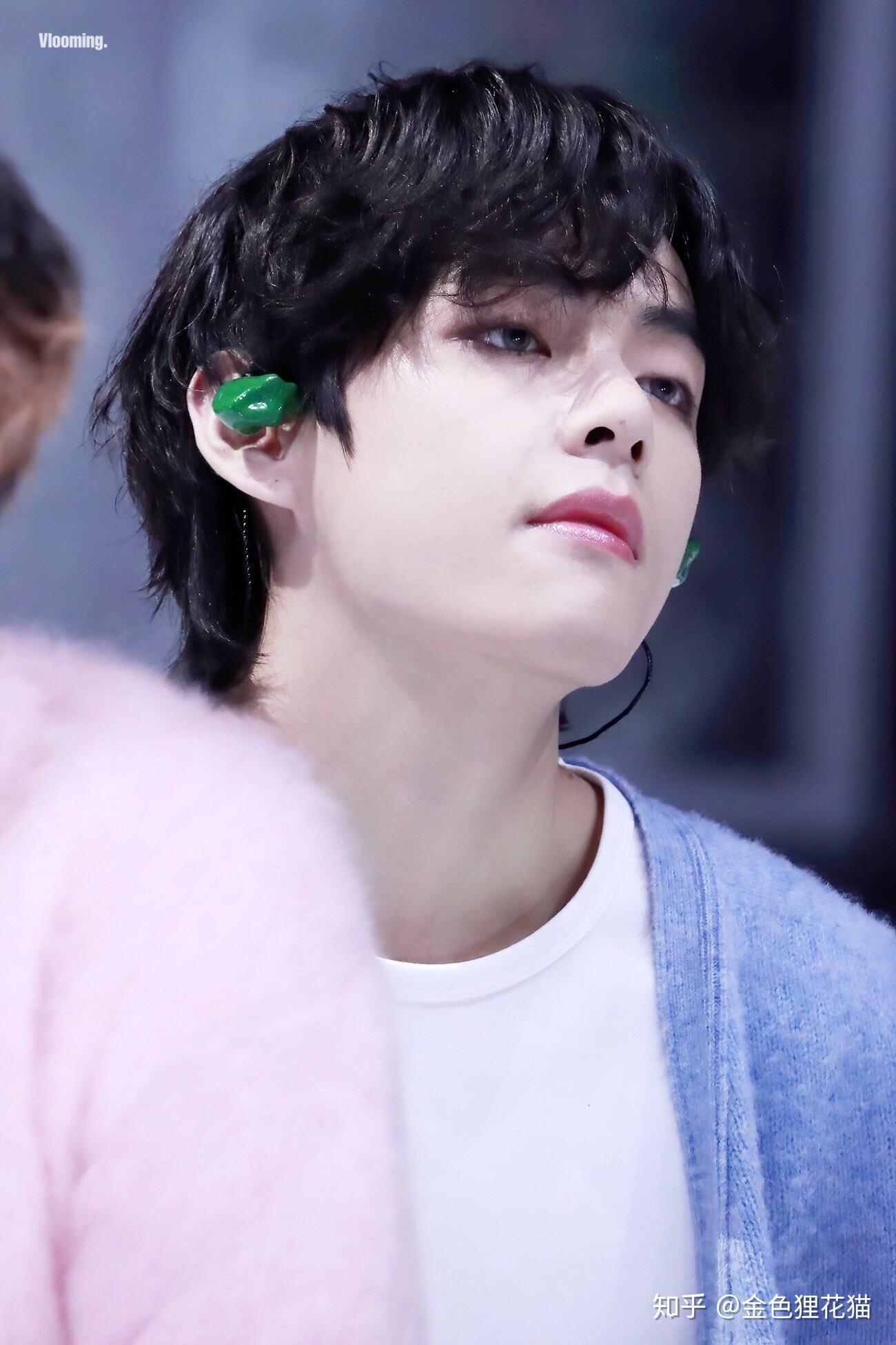 现在防弹少年团的金泰亨发腮了影响颜值 也或许是发型的原因 反正大家