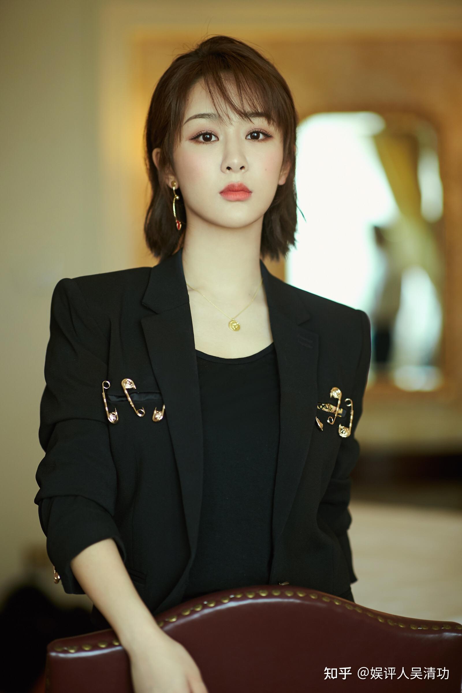 谷爱凌激动晒与成龙的合影成龙不愧是全球名气最大的华人明星