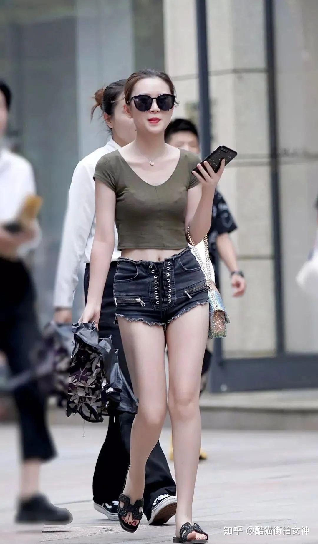 街拍女神:个性牛仔热裤的墨镜女生 - 知乎