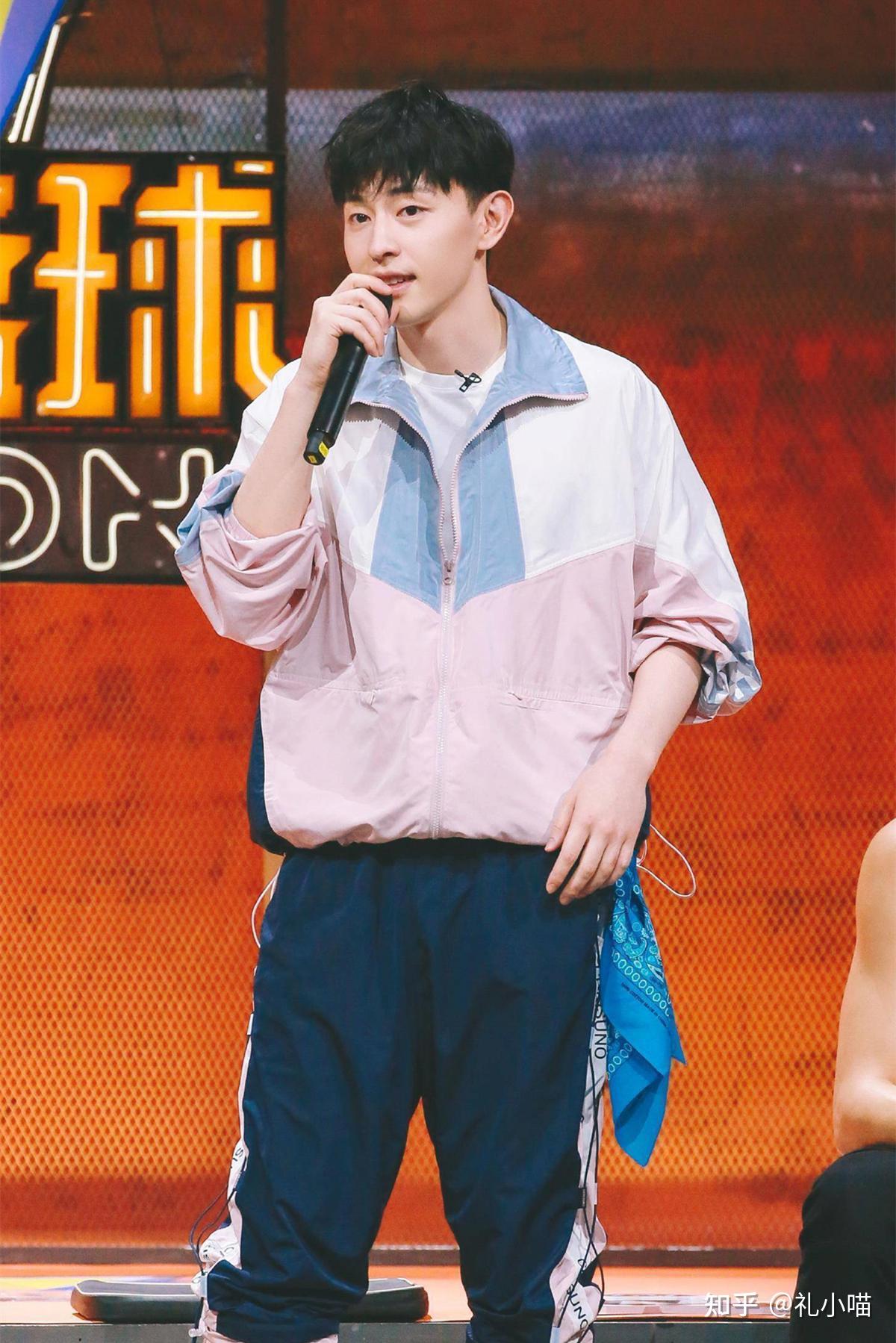 离开娱乐圈两年的邓伦如今过得有多惨连赔偿金的钱没钱给了