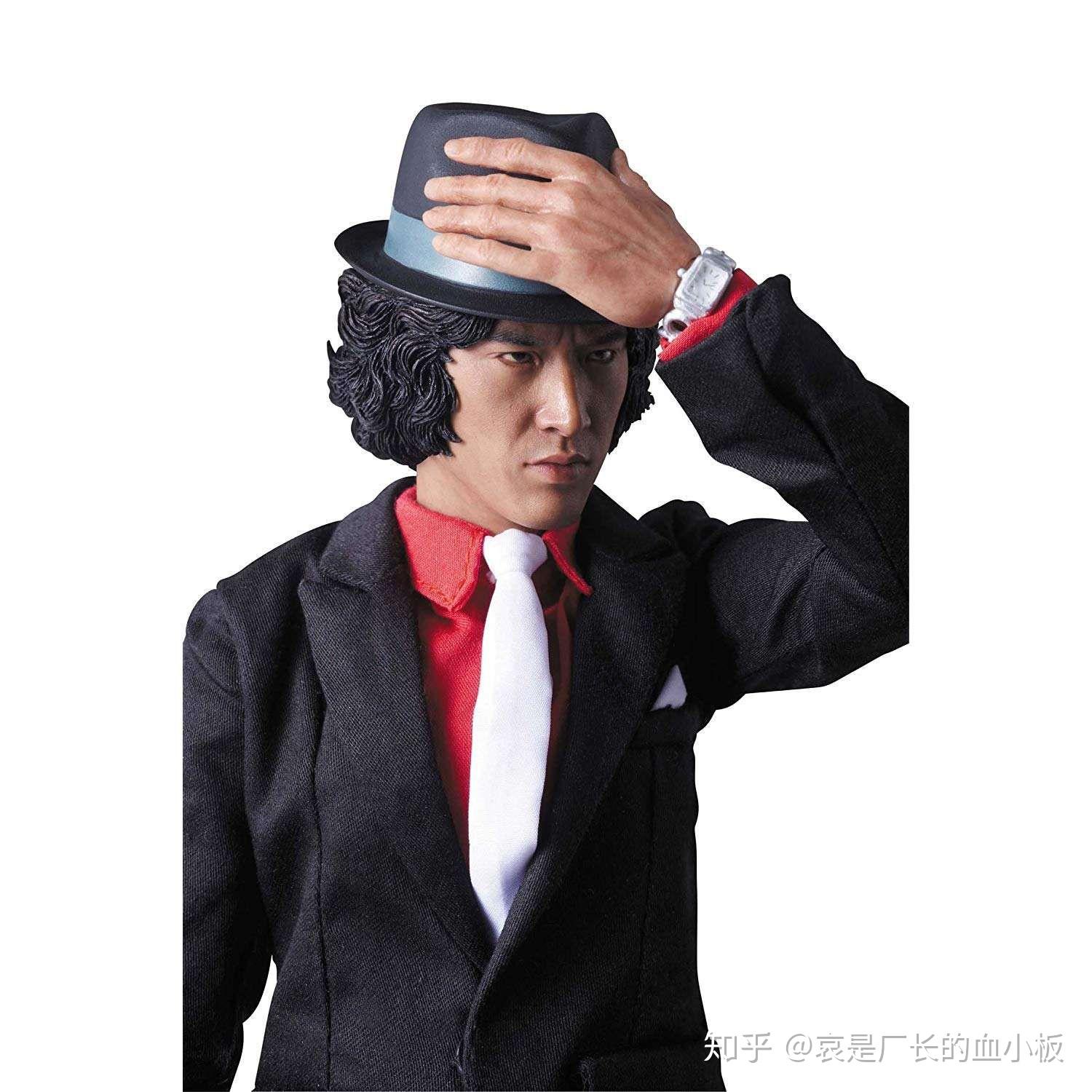 工藤俊作的另一形象,蓝衬衣,红领带,白西装,怎么样,有没有想起谁?