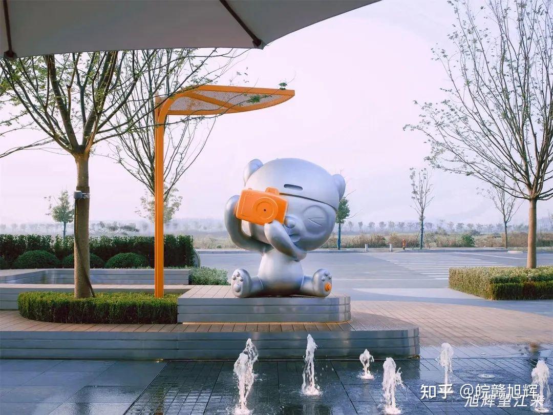 等一阵风来把自己吹起或抱着甜甜圈,坐在游乐园里旭辉ip小熊,化身可爱