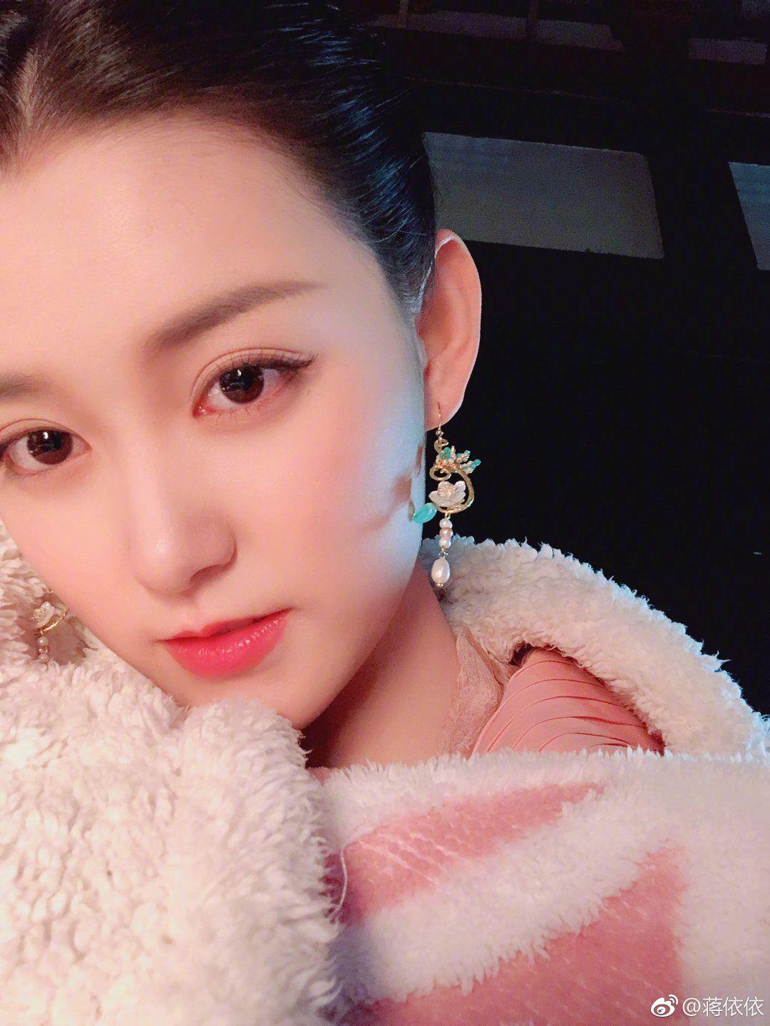 如何评价蒋依依的长相?