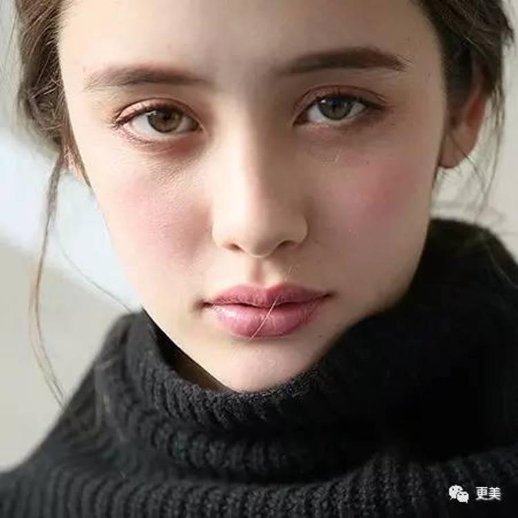 眼眶骨够高3.黑眼珠大,眼睛纵向距离大2.