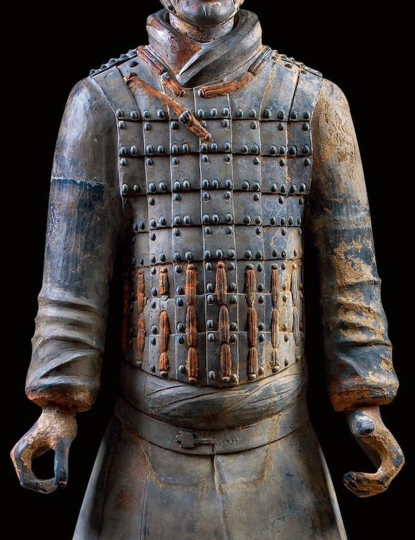 双尾鹖冠,鱼鳞铠甲,彩色花结:如何正确欣赏一尊将军俑?