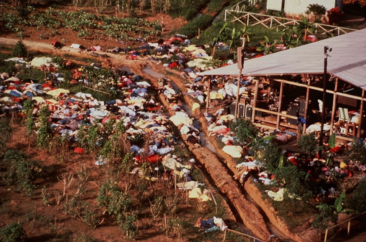 "人民圣殿教"自杀信徒的尸体▲"人民圣殿教"自杀信徒的棺木琼斯镇