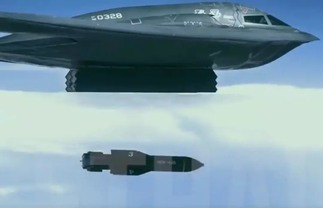 在短短几秒钟内,这架b2轰炸机就投放了两枚巨型钻地弹,并准确命中地面