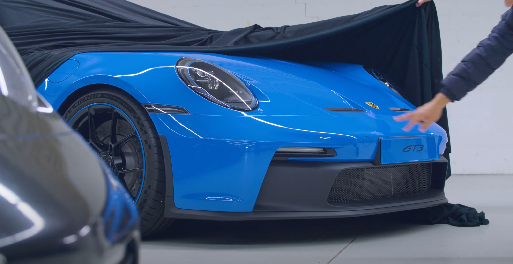 就在十几个小时以前,保时捷全新盘代号992代911跑车的gt3车型在英国