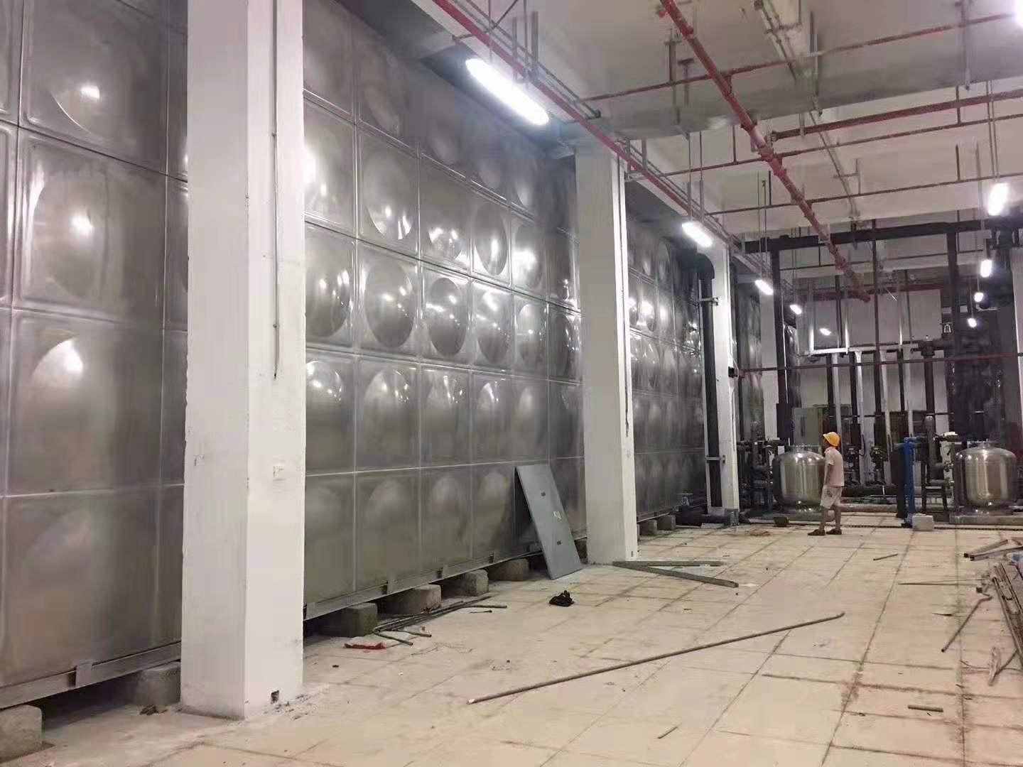 消防水箱消防水箱准确的说是高位水槽,一般放置在屋顶,配合稳压水泵和