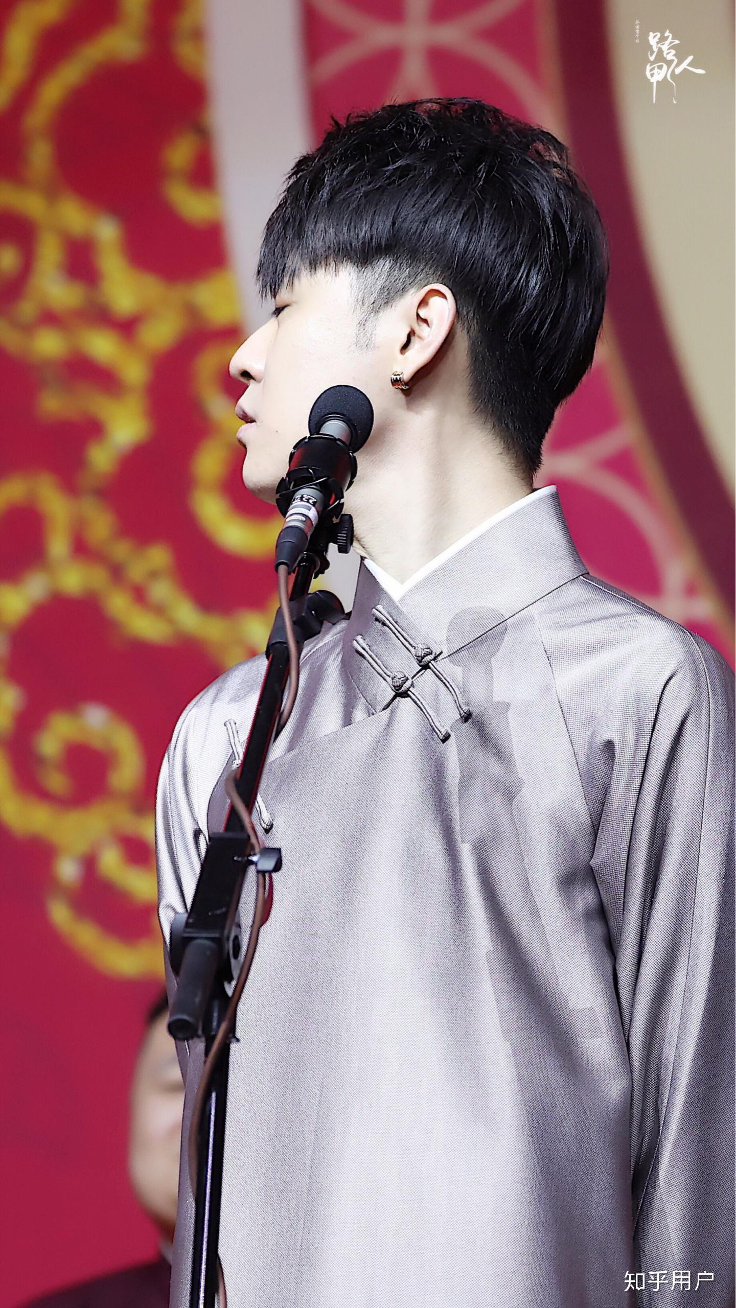 为什么九辫儿的大褂儿都是双排扣,而德云社其他人都只有一个扣呢?