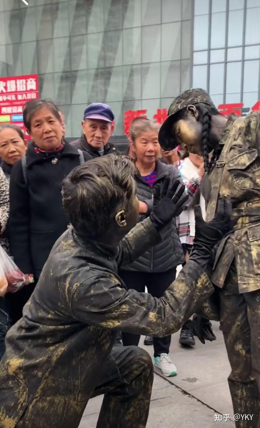 (图片取于网络)晚安!活体铜人行为艺术无疑是生活的一道色彩和风景!