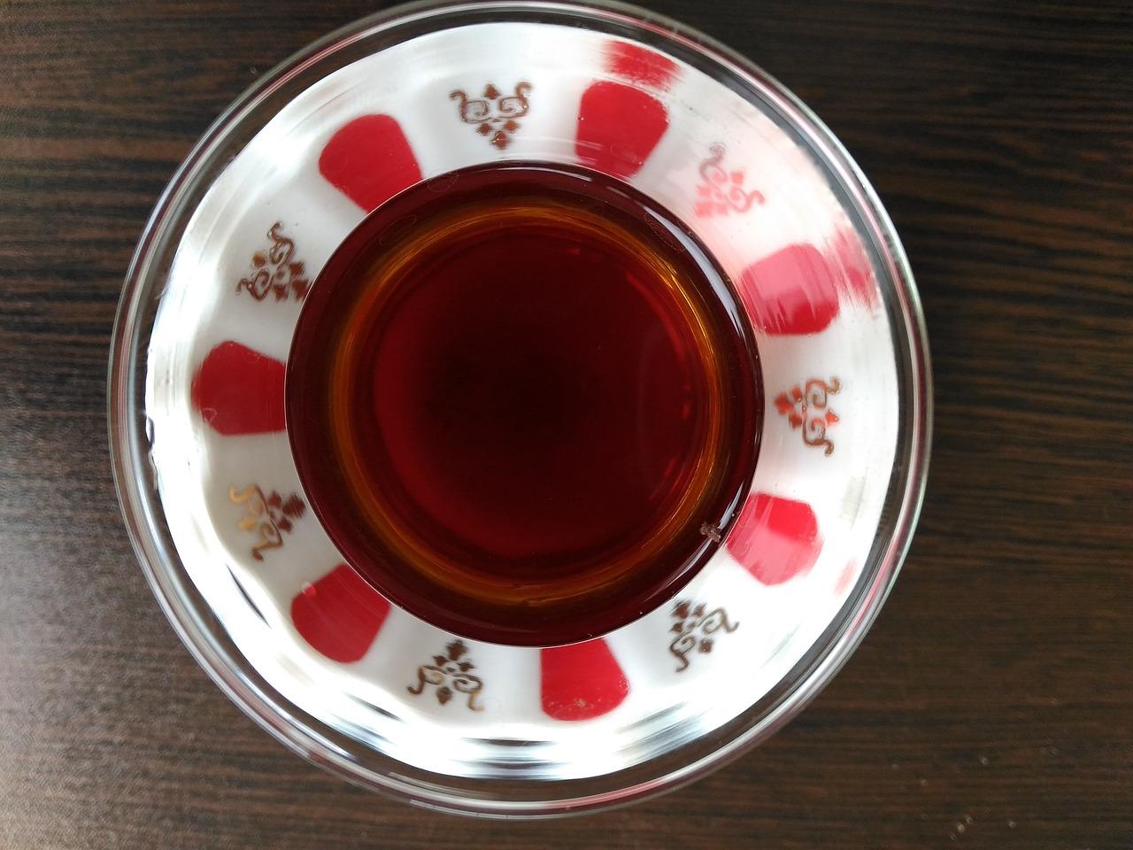 2. 瓷壶红茶更香