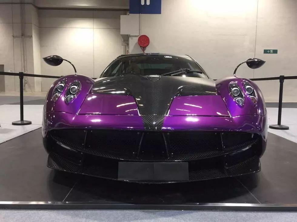 车主选择紫色亮漆作为主色调,这股紫色帕加尼的流行趋势应该由路易斯