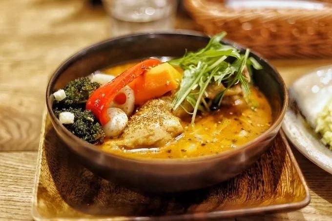 汤咖喱也是北海道的特产之一,不同于传统日式咖喱较为浓厚的汤头,汤