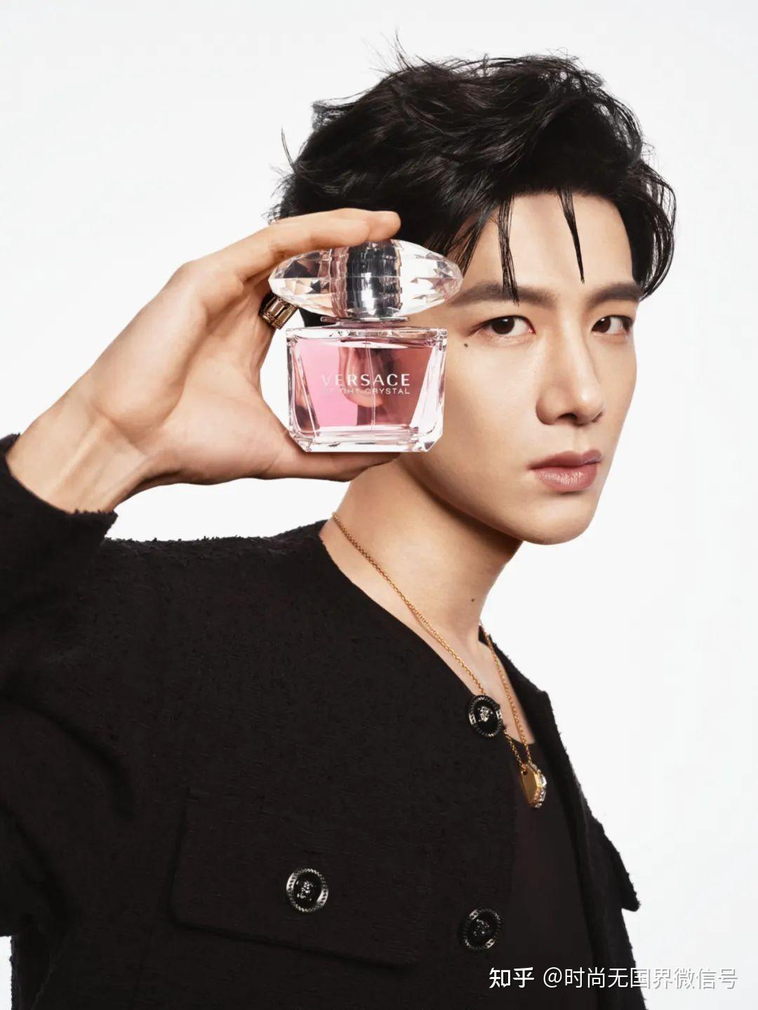 时尚速报birkenstock第一财季营收大涨26supreme中国首店公开围挡海报