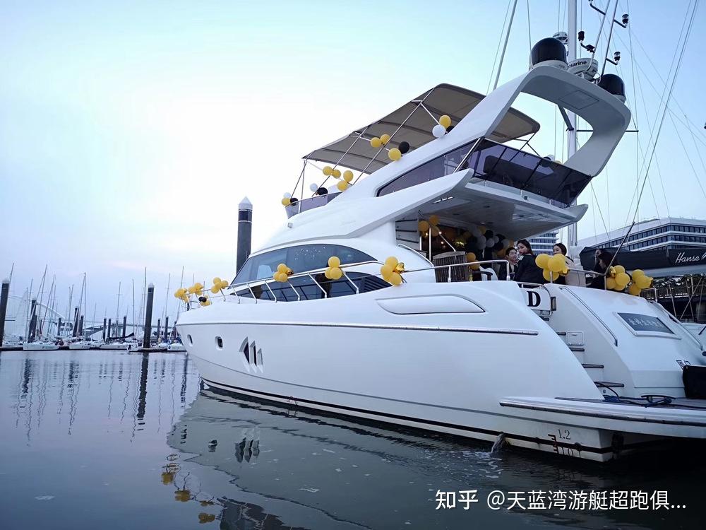 游艇出海游完从码头出海到目的地的行驶途中,拍照,看风景,试驾,玩牌