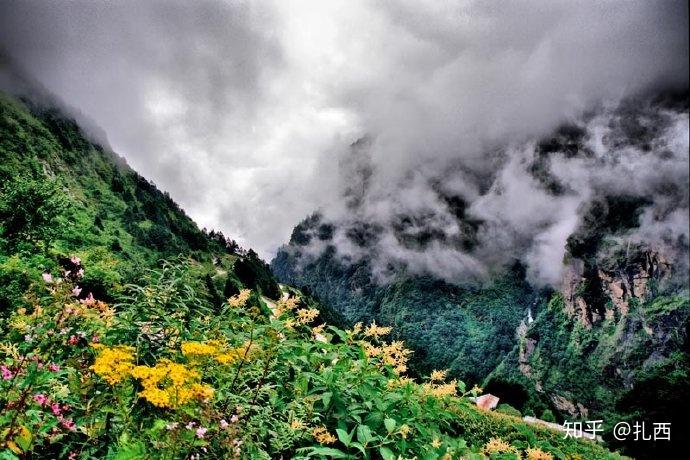 西藏樟木沟瀑布的世界