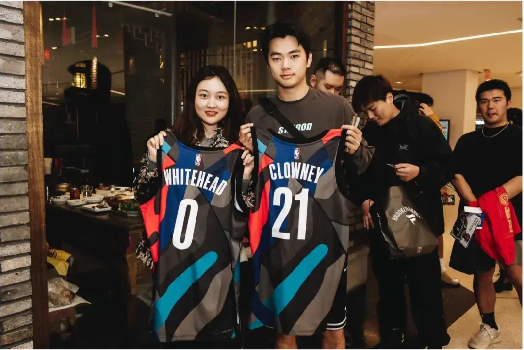 店所在的法拉盛商业中心tangram购物广场,当两位篮网球员到达现场后