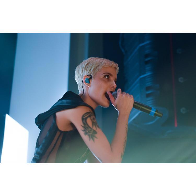 如何评价美国女歌手halsey