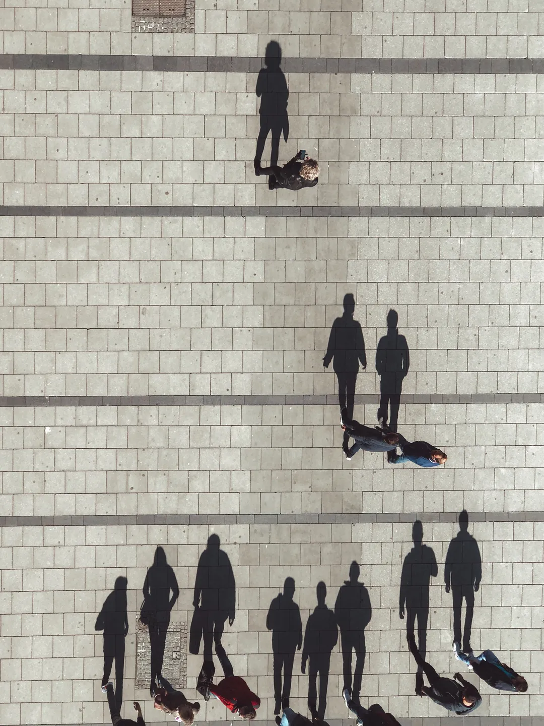 我们要善于捕捉人物动作,先把人和影子一起拍摄,拍完后将照片翻转,把