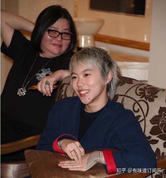 别看宽姐现在心宽体胖,早年歌手出道的她,有着姣好的面容和一口甜美的