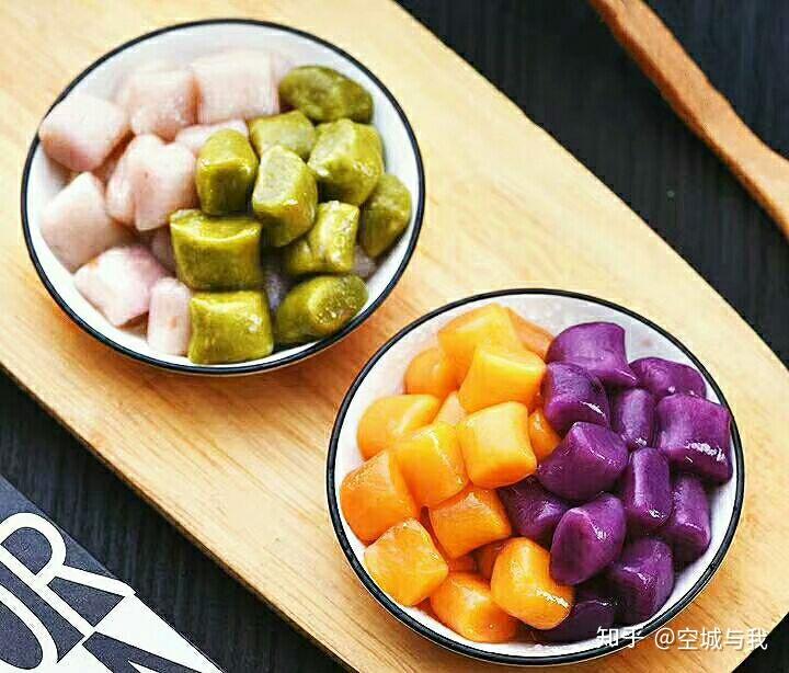 芋圆是一道传统甜点 可以根据自己的喜好加料 是一道冷热皆宜的甜品哦