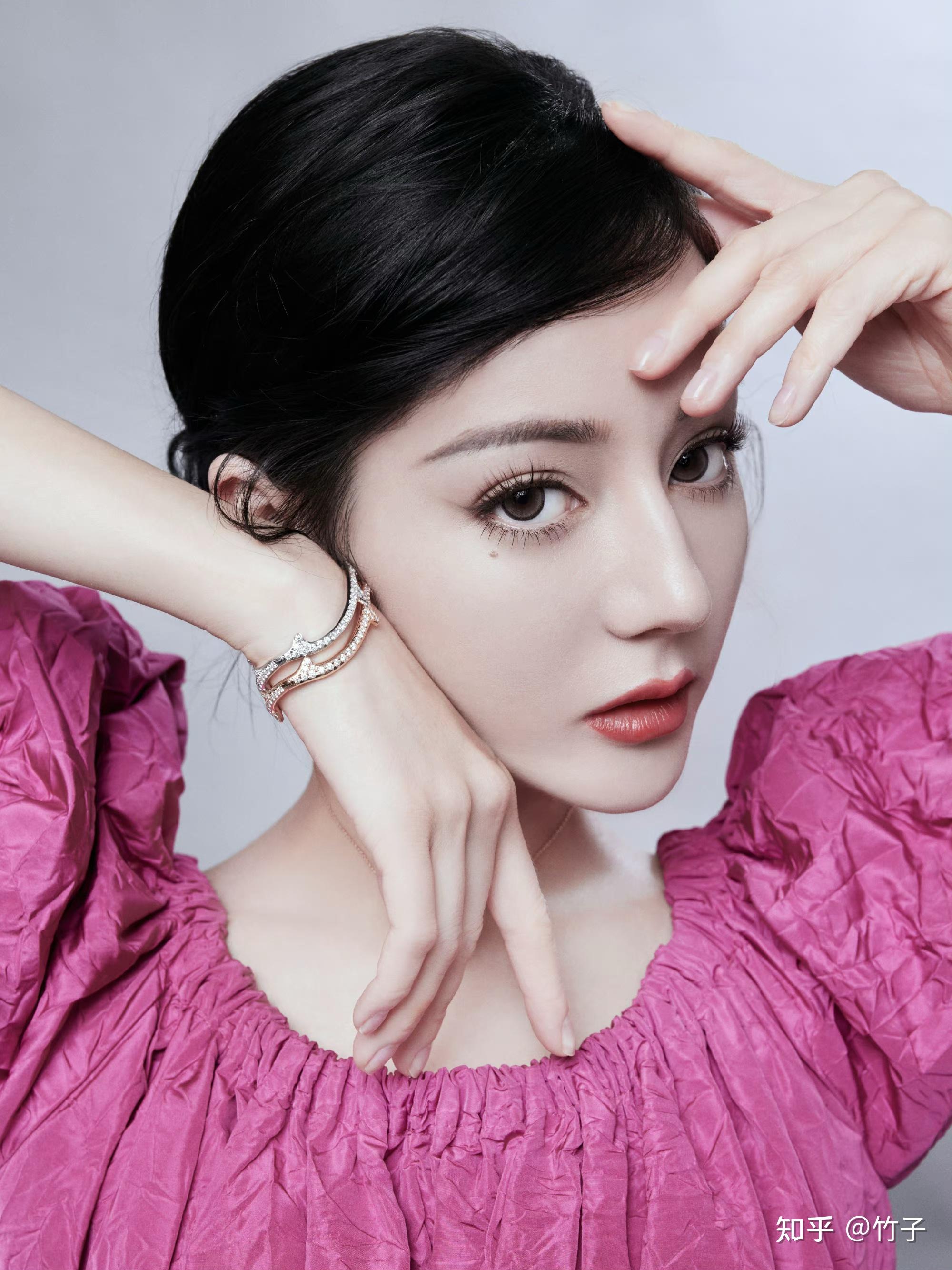 迪丽最新热巴火龙果色公主裙美照分享, 举手回眸间都暗藏着美啊!