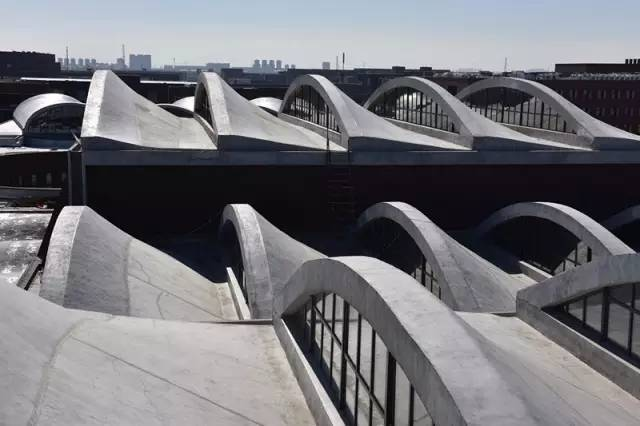 使用了一系列直纹曲面,筒拱及锥形曲面的钢筋混凝土结构,带来大跨度