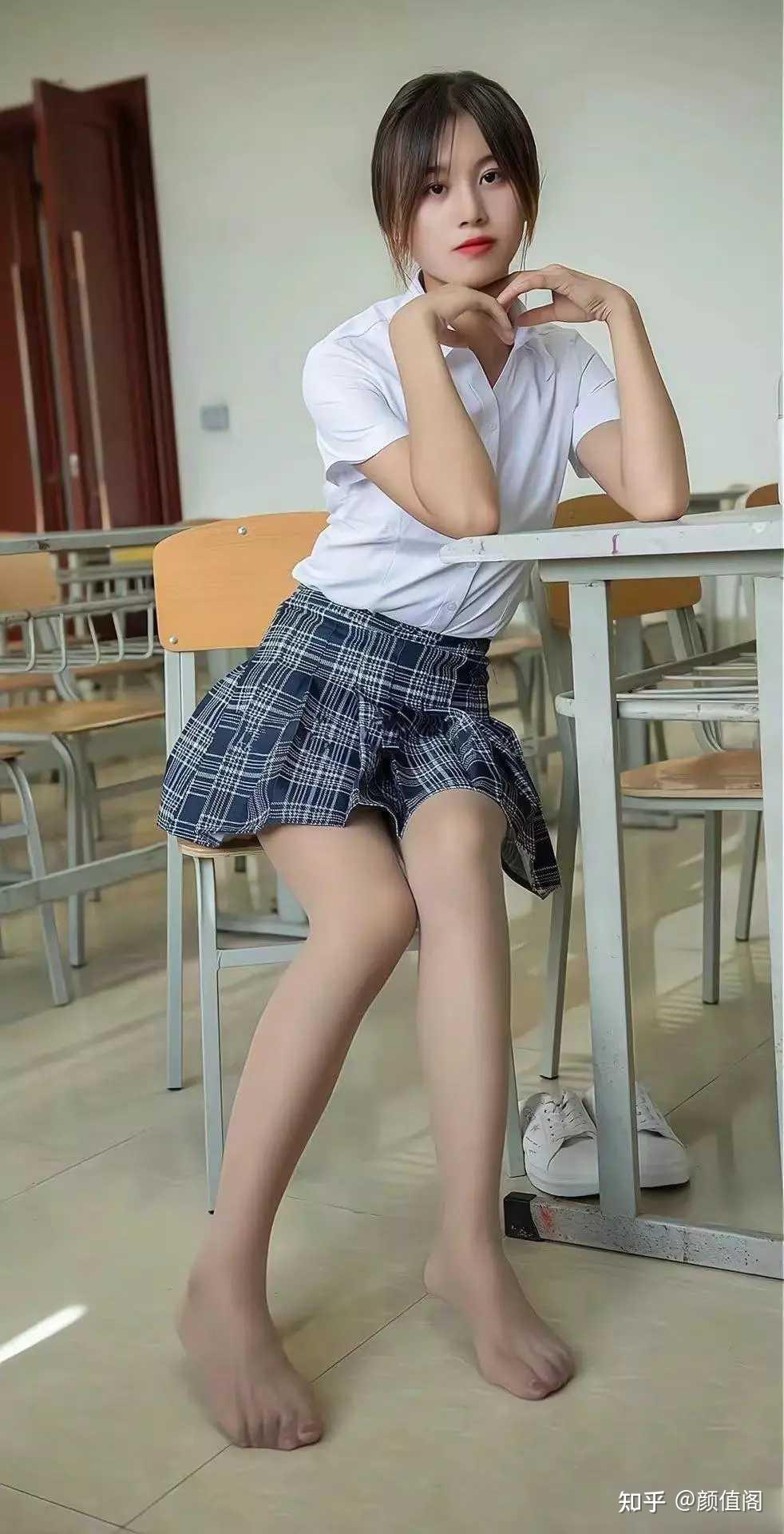 jk搭配肉色丝袜是一种非常具有青春活力的穿搭方式.