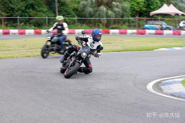 摇摆过弯摩托中的mini人物试驾aeonmy150