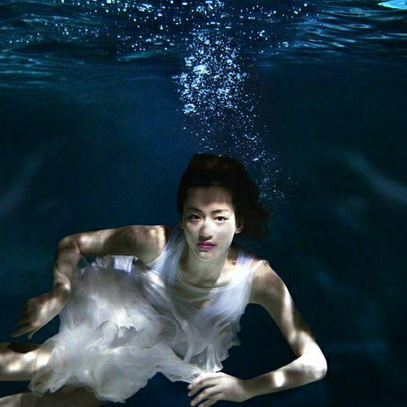 有没有女生沉溺深海的头像