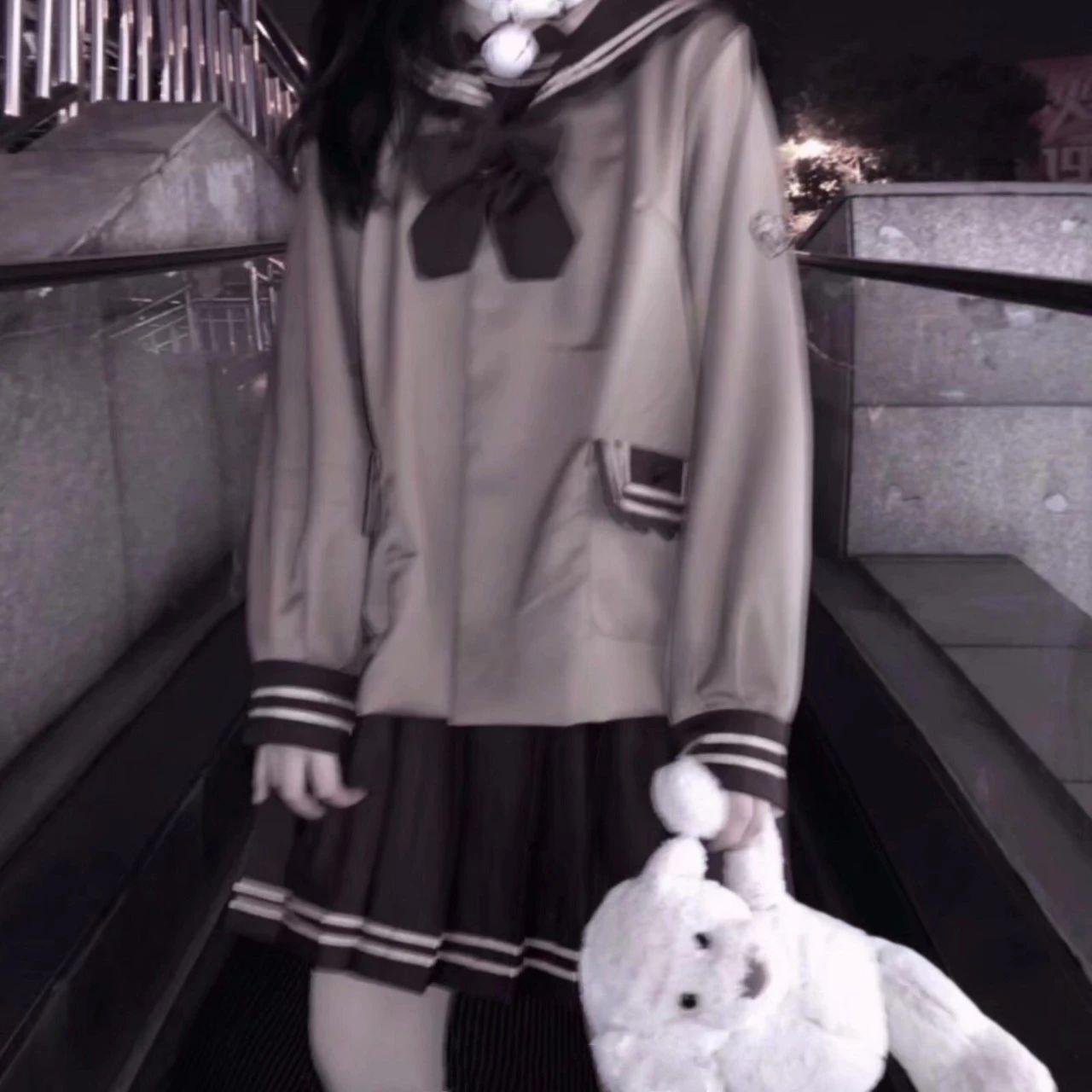 有没有那种穿jk的女头像? - 知乎