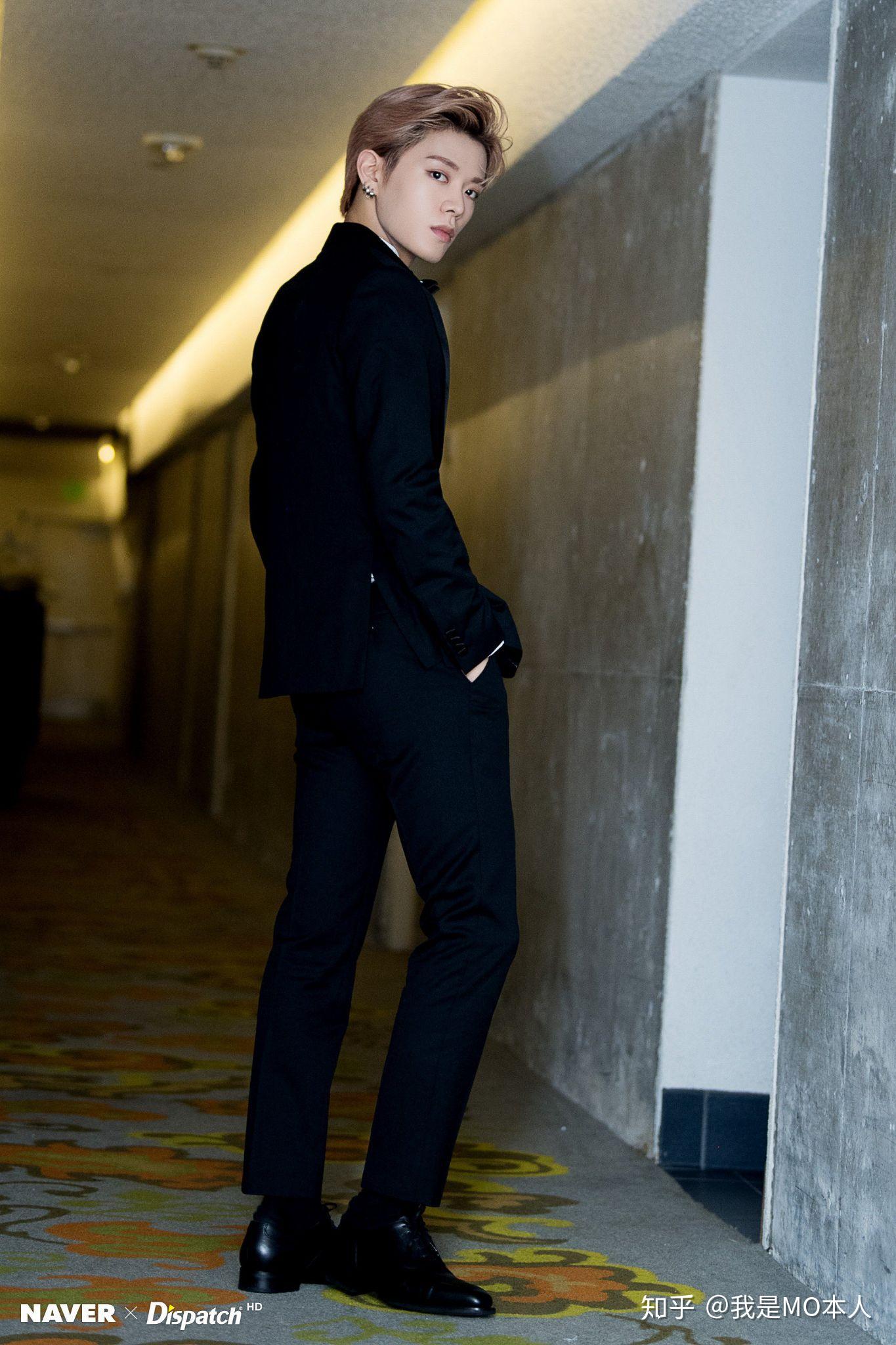 这个男人啊好帅啊,大家认识么,我想知道他的名字,还有那个黄头发的也