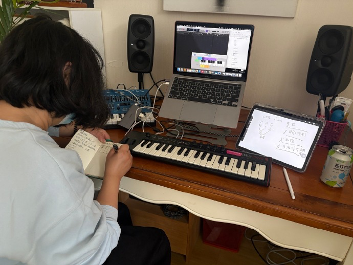 报钢琴班时，通过让琴行老师示范一曲或一个片段来了解老师的水平，是否可行和合适？