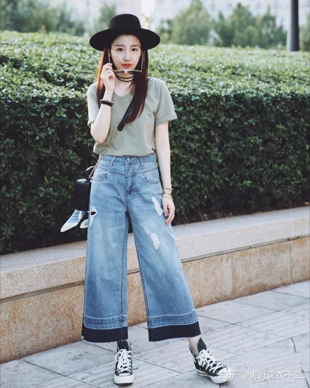 除了老爹鞋之外,帆布鞋也是阔腿裤的最佳拍档之一.