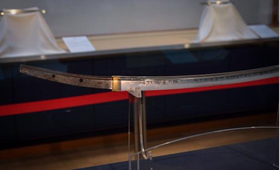 山鸟毛的刀姿是比较典型的镰仓中期的太刀姿,镐造,腰反,踏张强,刀身表