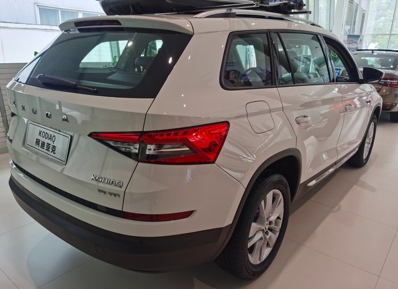 进店体验上市半年的柯迪亚克白色车身很大方内饰很利落
