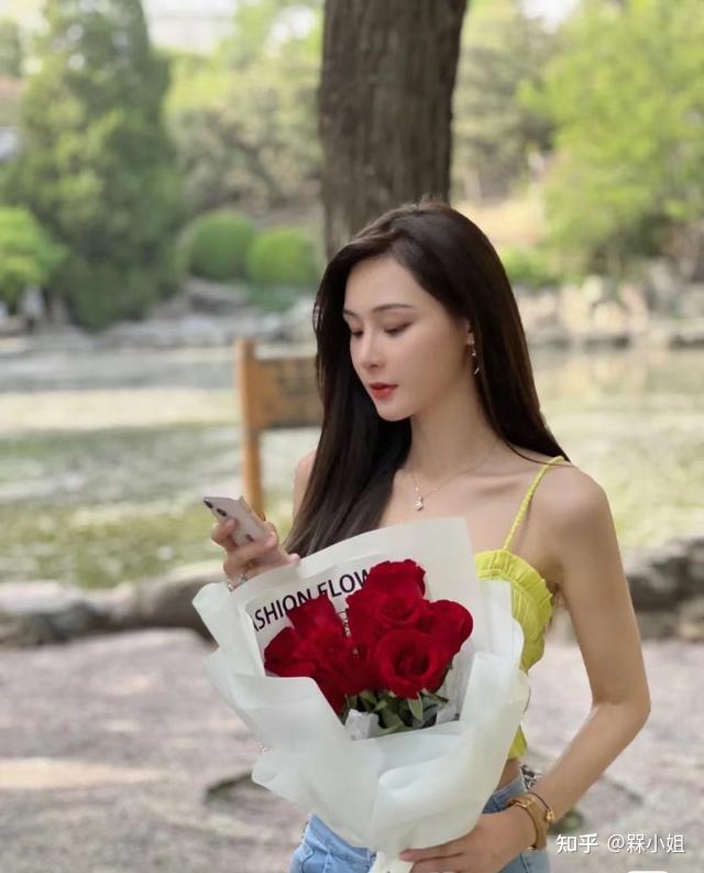 汪小菲终于迎来新恋情和绯闻女友春游张莹莹穿露脐衫身材抢镜