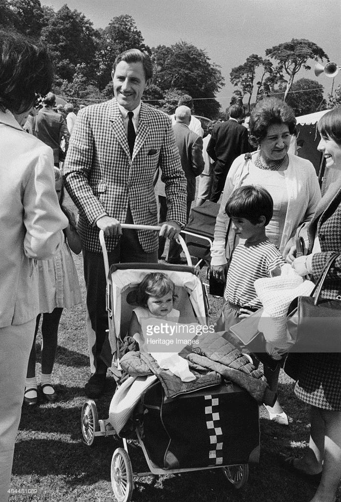 希尔出生于1960年9月17日,他的父亲格拉汉姆在1975年因飞机失事而离世